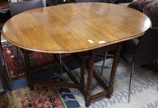 An 18th century style oak gateleg table, 150cm extended, H.75cm.